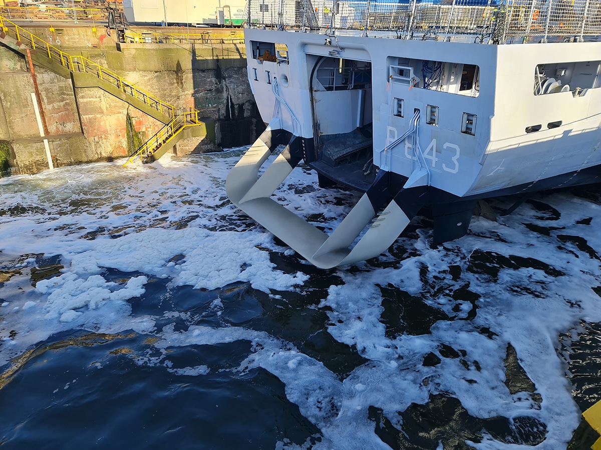 Hull Vane on HMNLS Groningen lr